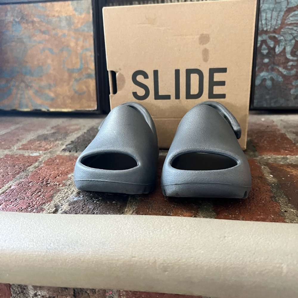adidas Yeezy Kids Slide Sandals in Gray